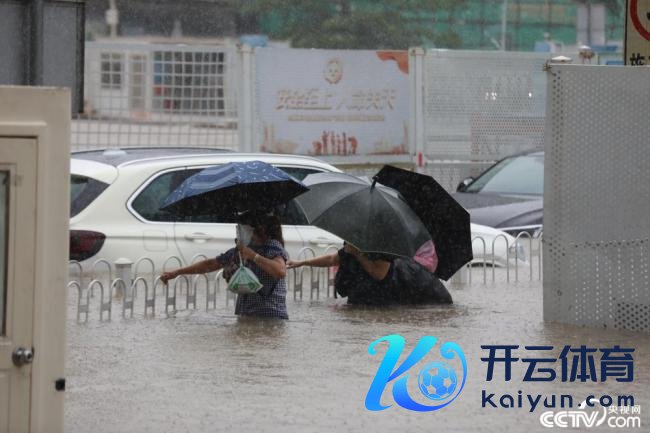 珠海暴雨红色预警 说念路积水严重