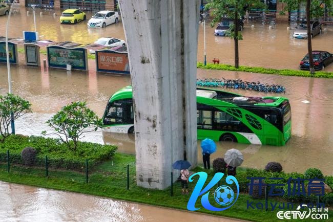 珠海暴雨红色预警 说念路积水严重