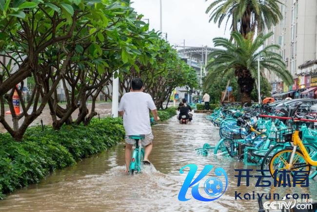 珠海暴雨红色预警 说念路积水严重