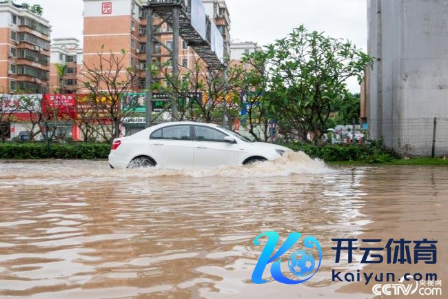 珠海暴雨红色预警 说念路积水严重