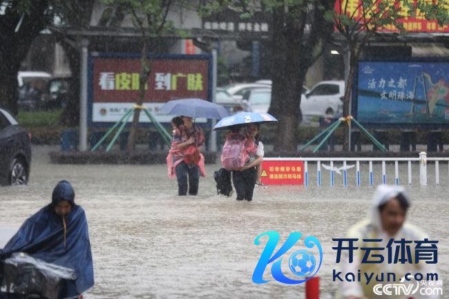 珠海暴雨红色预警 说念路积水严重