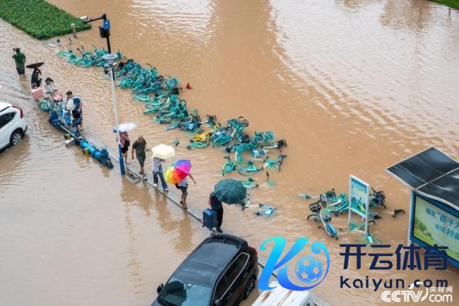 珠海暴雨红色预警 说念路积水严重