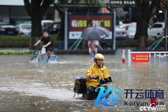 珠海暴雨红色预警 说念路积水严重